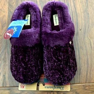 DEAR FOAMS slippers NWT | XL 11-12 💜